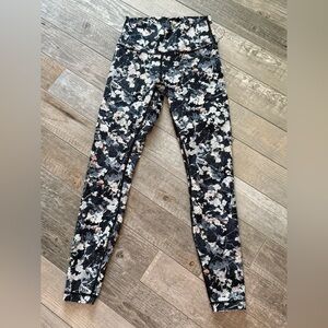 Like new! Lululemon Dark Blue, Pink, and White Wunder Under 7/8 Floral Leggings